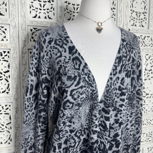 Lafayette 148 Gray Leopard Print 100% Cashmere Button Up Cardigan Sz XL - Picture 2 of 8